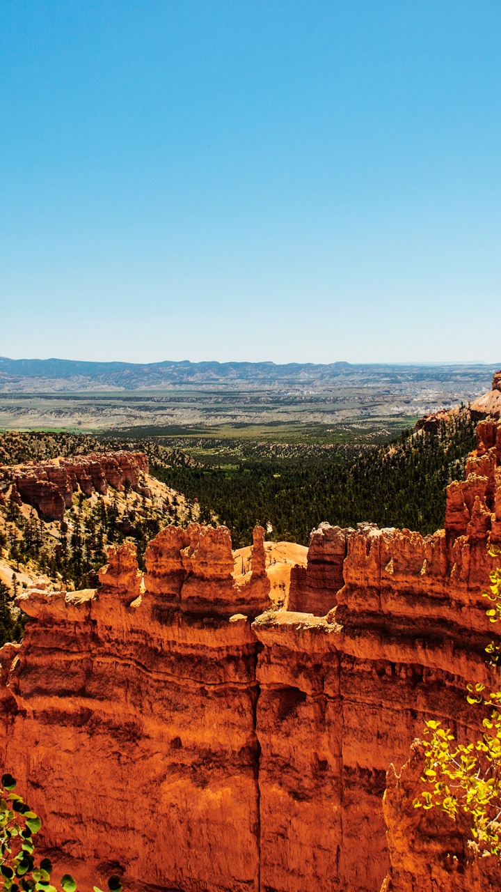 Tagsüber Braune Felsformation Unter Blauem Himmel. Wallpaper in 720x1280 Resolution