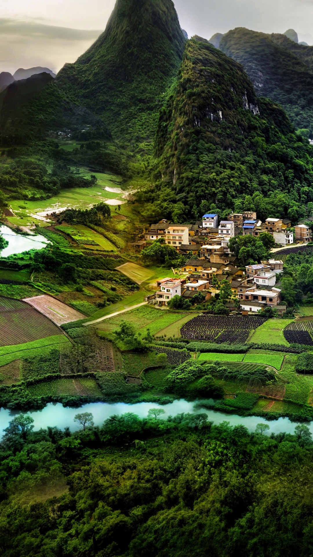 Montaña Verde Bajo el Cielo Blanco Durante el Día. Wallpaper in 1080x1920 Resolution