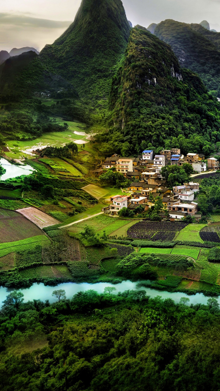 Montaña Verde Bajo el Cielo Blanco Durante el Día. Wallpaper in 750x1334 Resolution