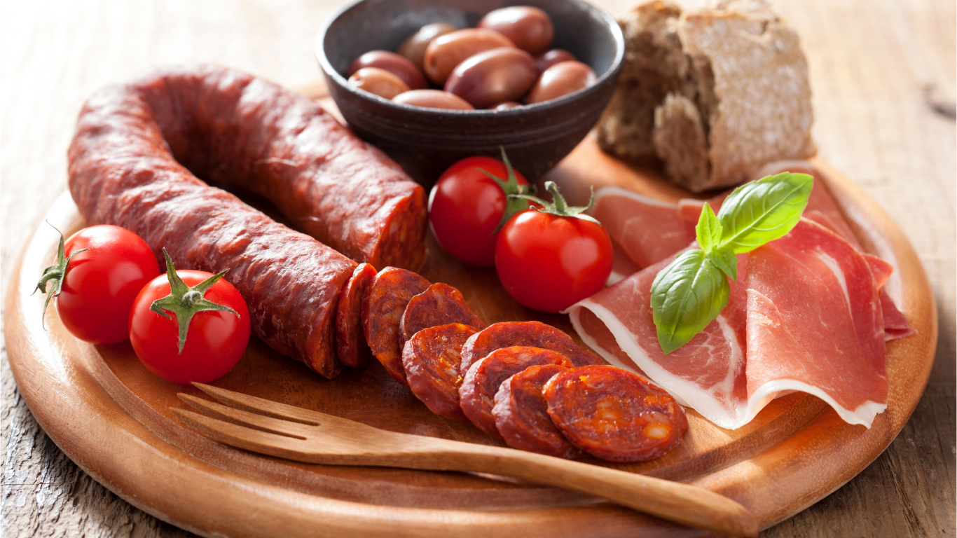 Rote Chilischote Und Brauner Holzlöffel. Wallpaper in 1366x768 Resolution