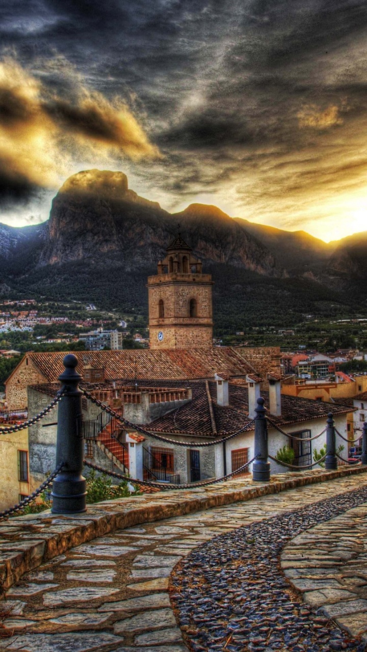 Edificio de Ladrillo Marrón Bajo un Cielo Nublado Durante el Día. Wallpaper in 720x1280 Resolution