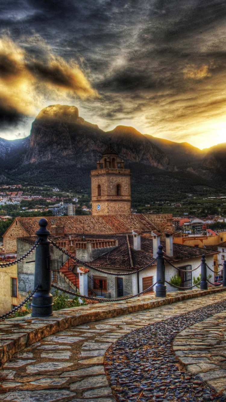 Braunes Backsteingebäude Bei Bewölktem Himmel Tagsüber. Wallpaper in 750x1334 Resolution