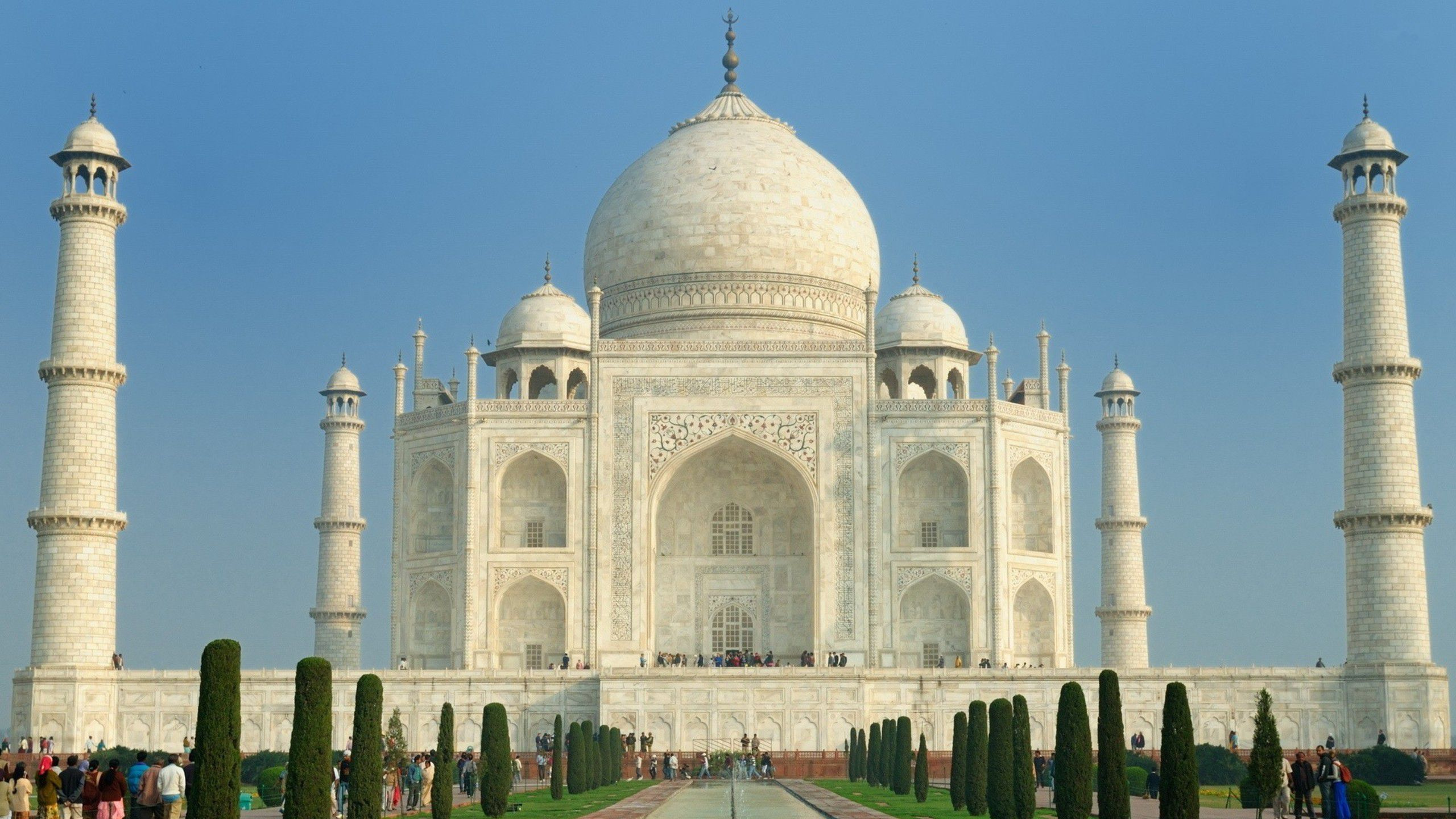 Edificio de Hormigón Blanco Bajo un Cielo Azul Durante el Día. Wallpaper in 2560x1440 Resolution