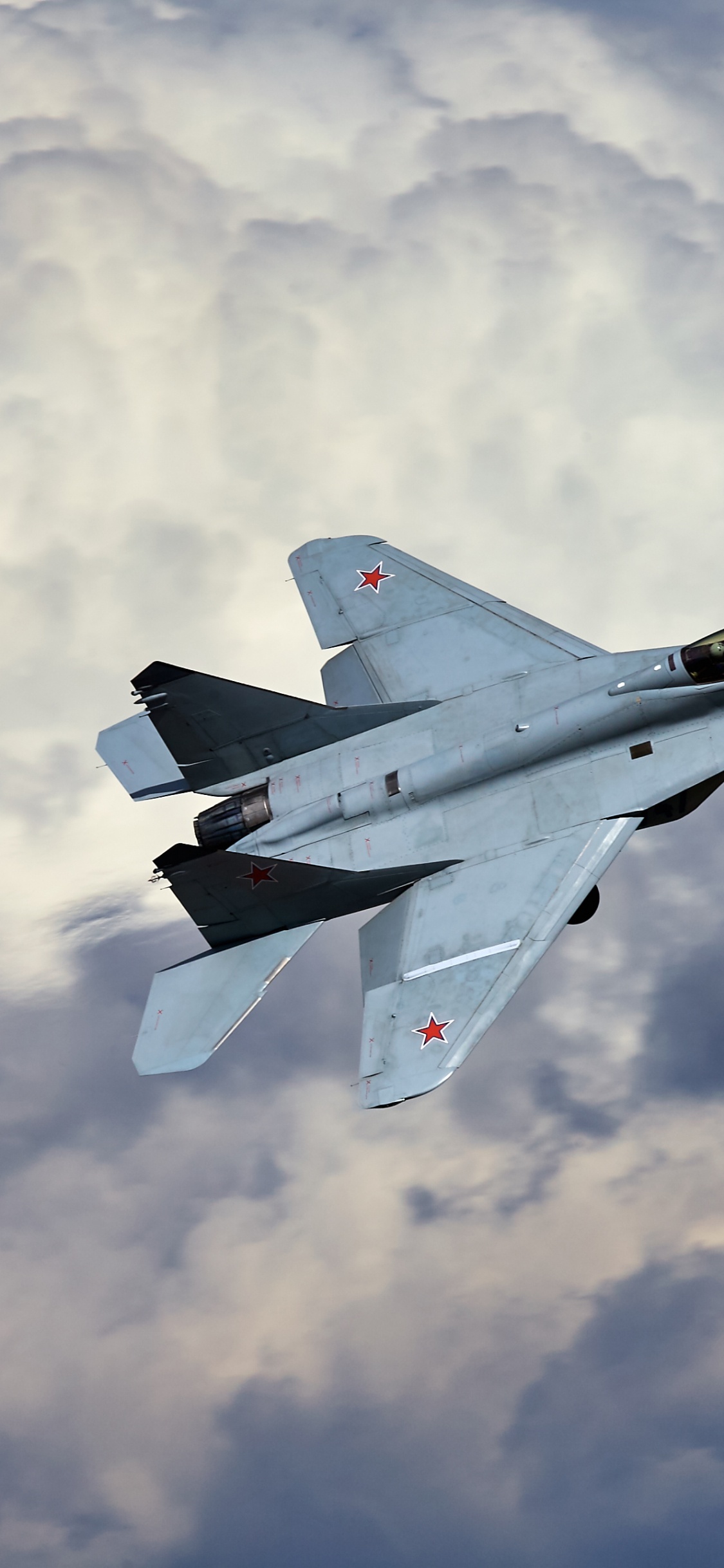 Gray Jet Plane Flying in The Sky During Daytime. Wallpaper in 1125x2436 Resolution