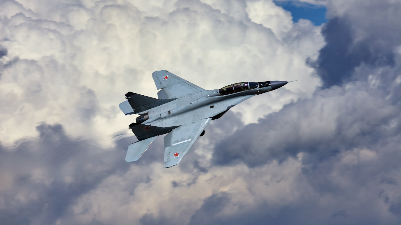 Graues Düsenflugzeug, Das Tagsüber in Den Himmel Fliegt. Wallpaper in 1280x720 Resolution