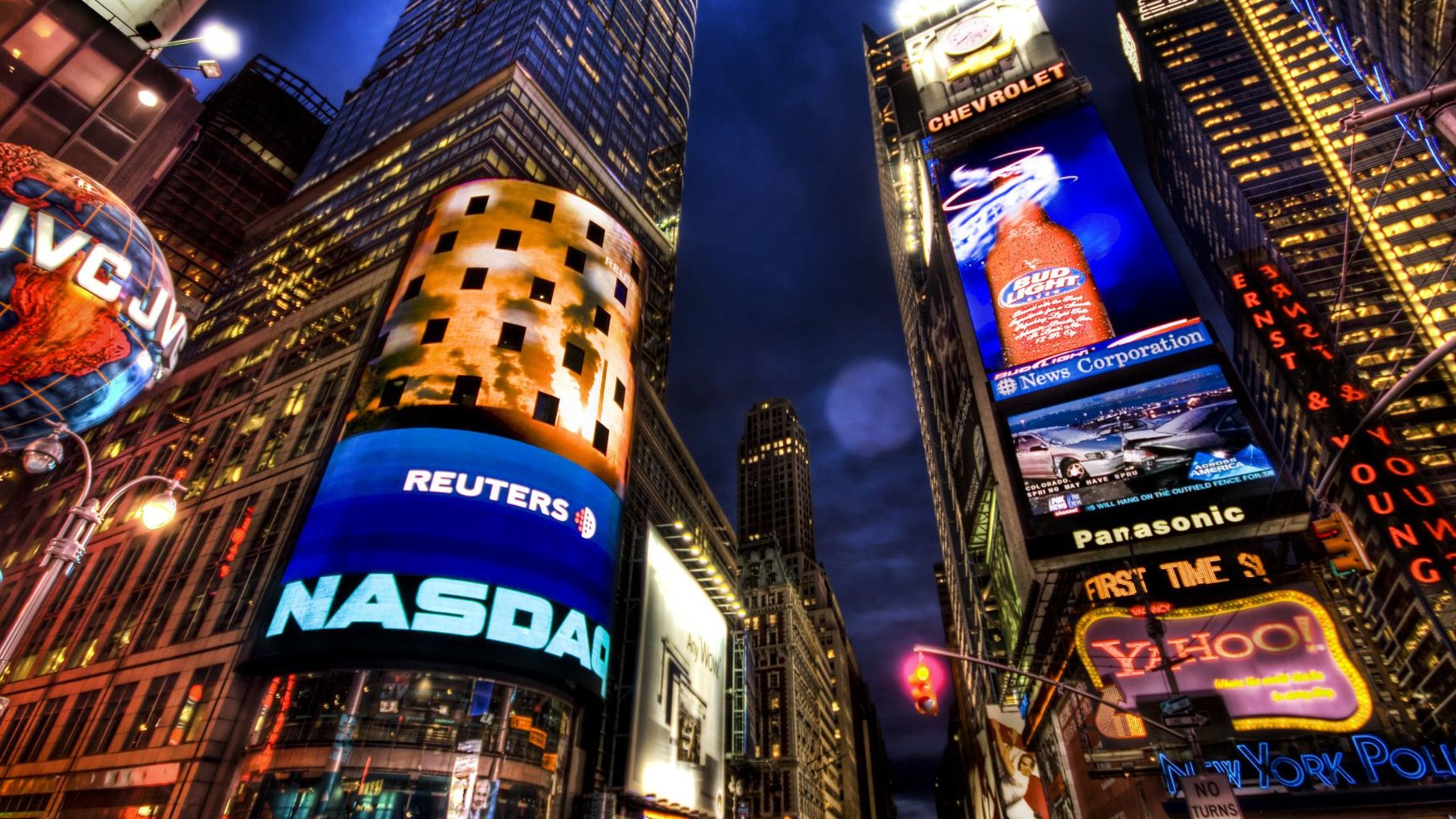 Low Angle Photography of High Rise Building During Night Time. Wallpaper in 2560x1440 Resolution