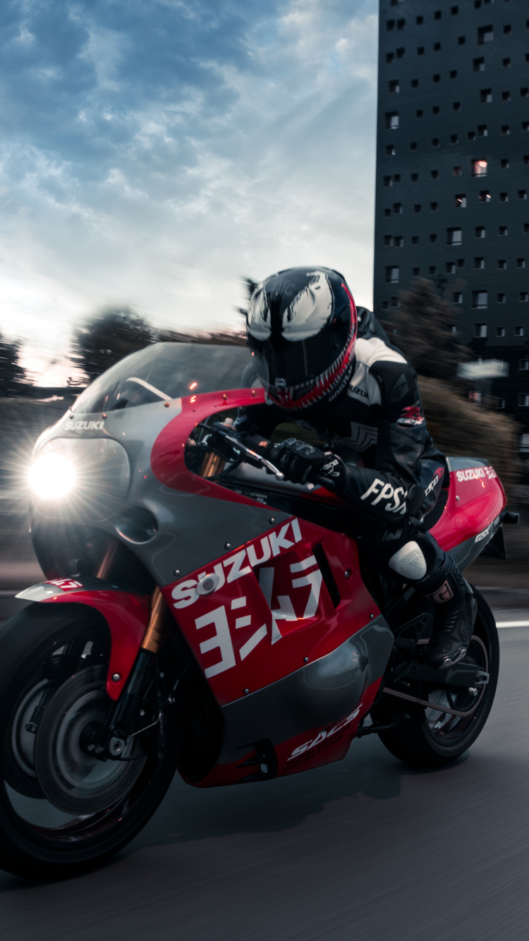 Homme au Casque de Moto Noir et Rouge Faisant du Vélo de Sport Rouge et Noir. Wallpaper in 750x1334 Resolution