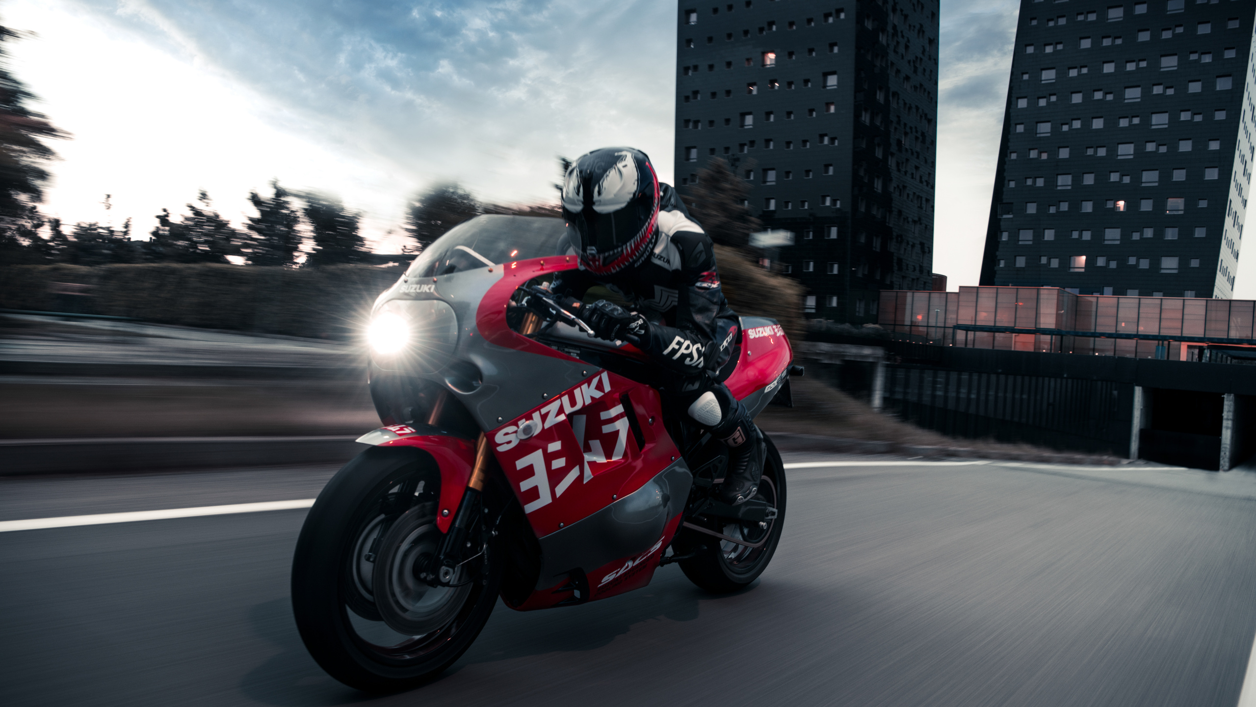 Man in Black and Red Motorcycle Helmet Riding Red and Black Sports Bike. Wallpaper in 2560x1440 Resolution