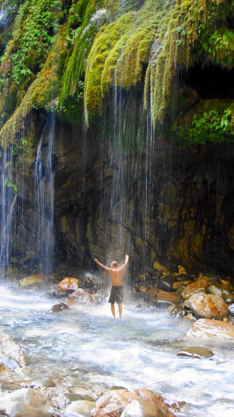 Cerf Brun Debout Sur la Rivière Rocheuse Pendant la Journée. Wallpaper in 750x1334 Resolution
