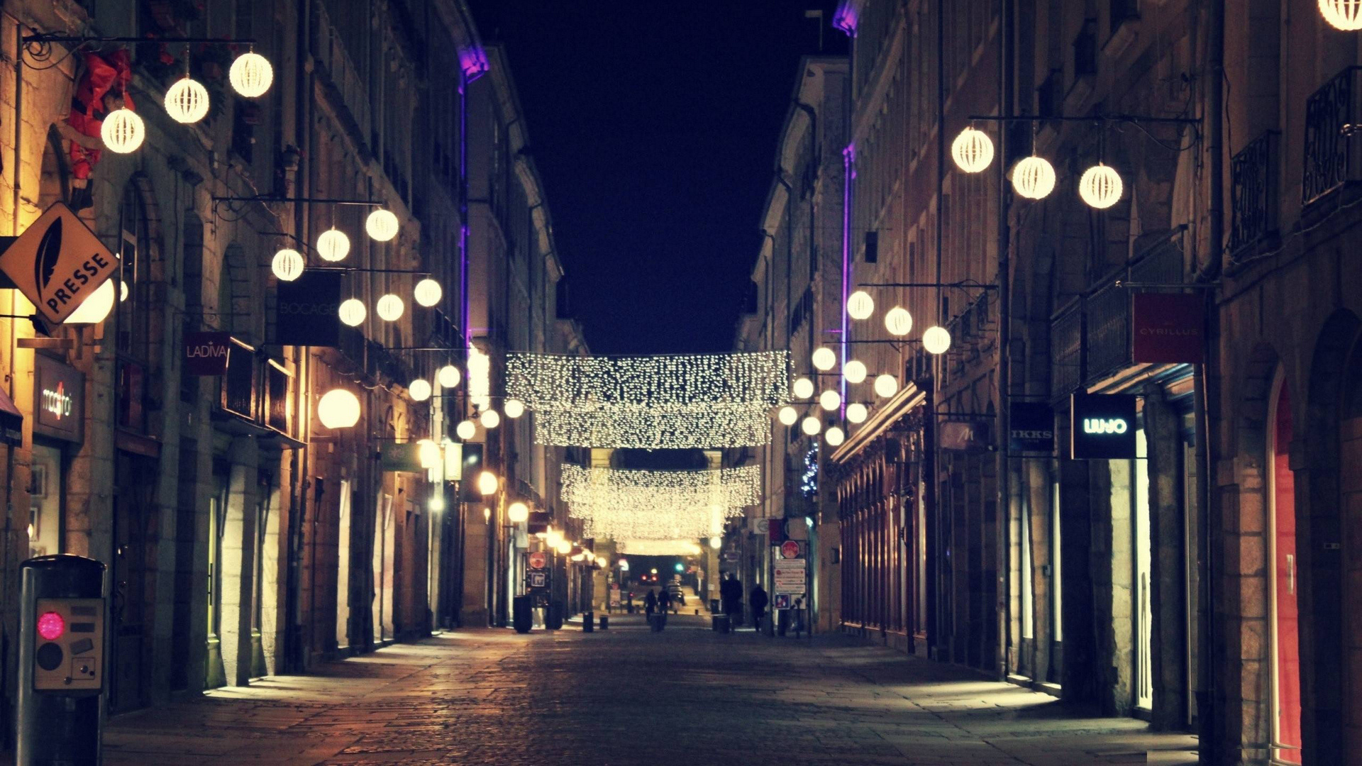 Personnes Marchant Dans la Rue Pendant la Nuit. Wallpaper in 1920x1080 Resolution