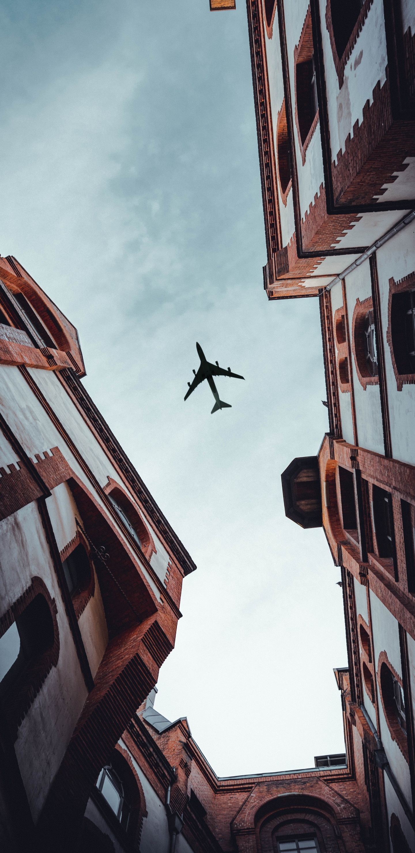Casa de Madera Marrón Bajo Nubes Blancas Durante el Día. Wallpaper in 1440x2960 Resolution