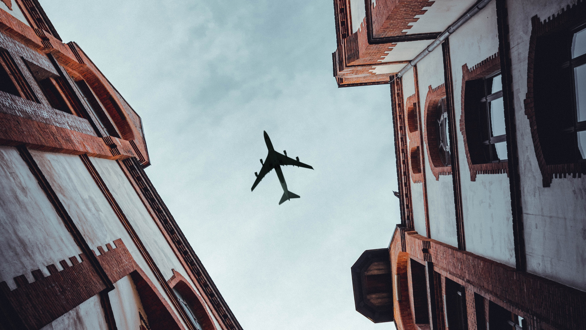 Casa de Madera Marrón Bajo Nubes Blancas Durante el Día. Wallpaper in 1920x1080 Resolution