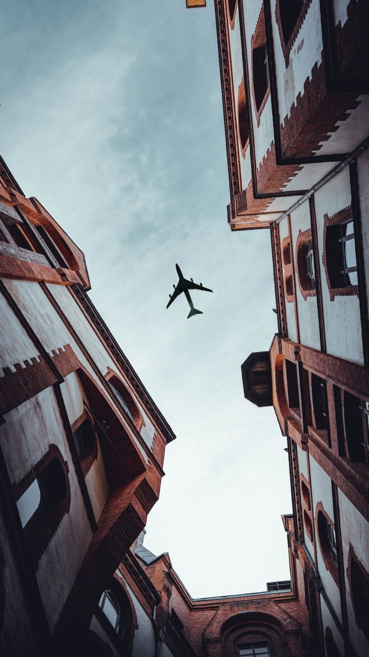 Casa de Madera Marrón Bajo Nubes Blancas Durante el Día. Wallpaper in 720x1280 Resolution