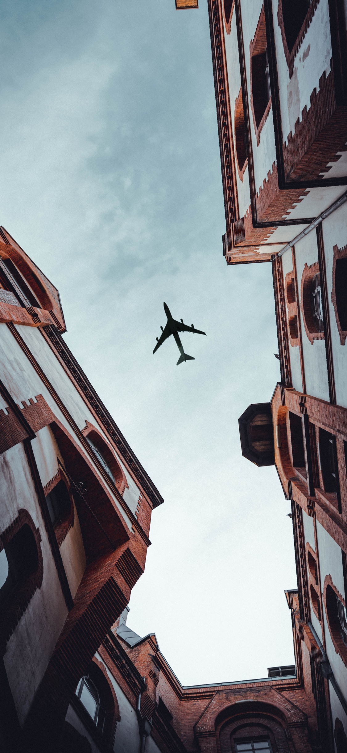 Maison en Bois Brune Sous Des Nuages Blancs Pendant la Journée. Wallpaper in 1125x2436 Resolution