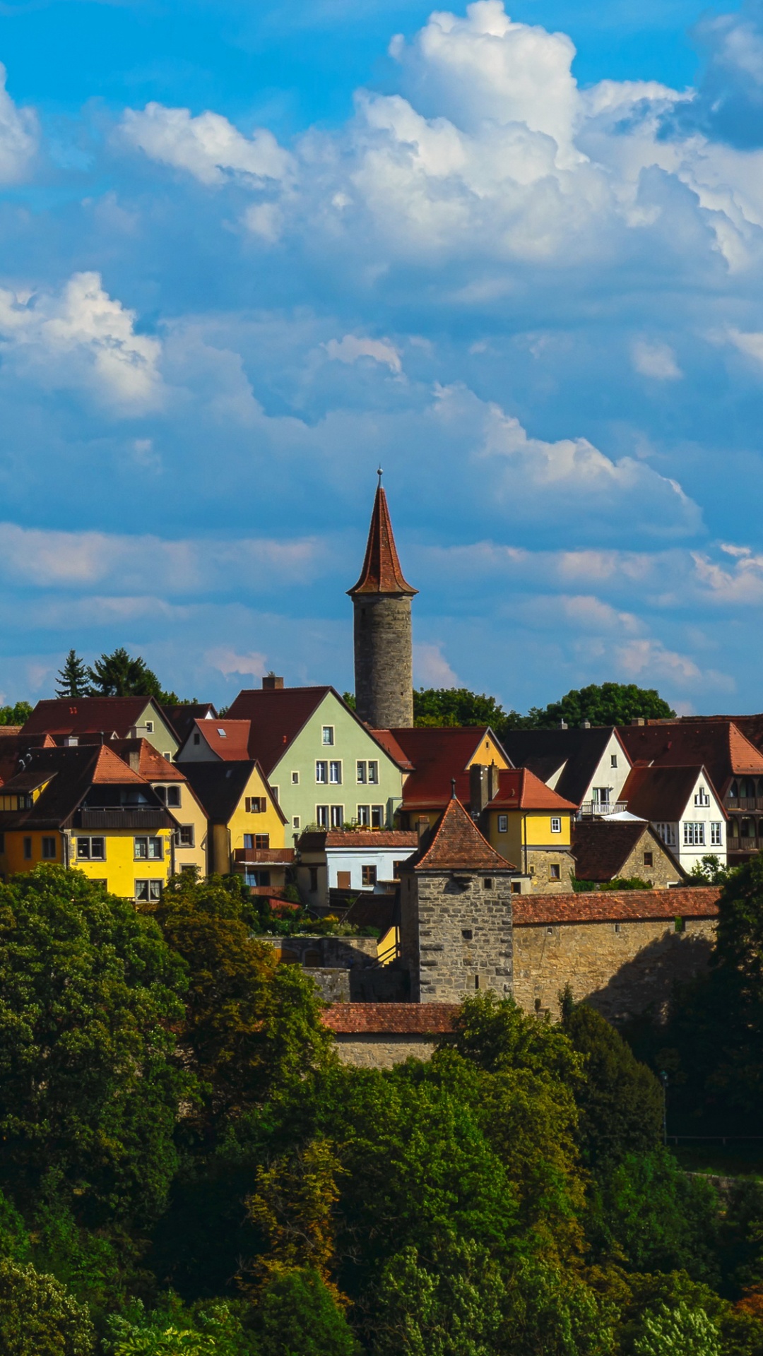 Braun-weißes Betongebäude, Umgeben Von Grünen Bäumen Unter Blauem Himmel Und Weißen Wolken Während. Wallpaper in 1080x1920 Resolution