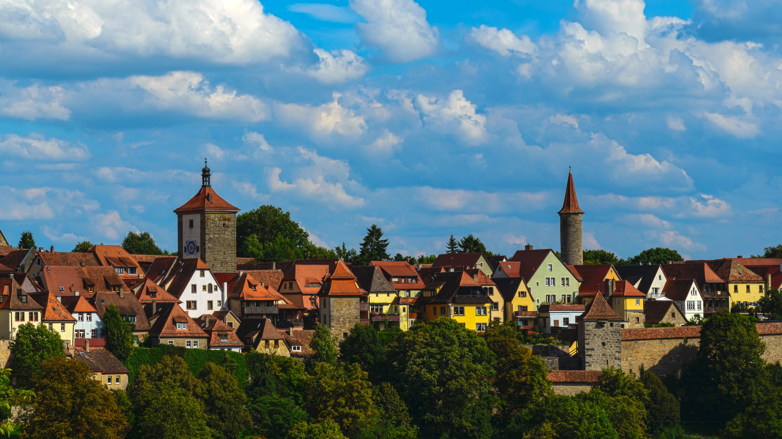 Braun-weißes Betongebäude, Umgeben Von Grünen Bäumen Unter Blauem Himmel Und Weißen Wolken Während. Wallpaper in 2560x1440 Resolution