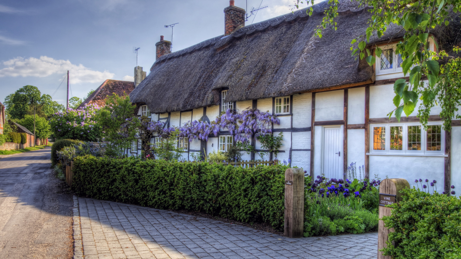 White and Brown House Near Green Plants During Daytime. Wallpaper in 1920x1080 Resolution
