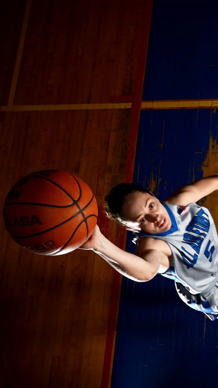 Homme en Maillot Bleu et Blanc Jouant au Basket-ball. Wallpaper in 720x1280 Resolution