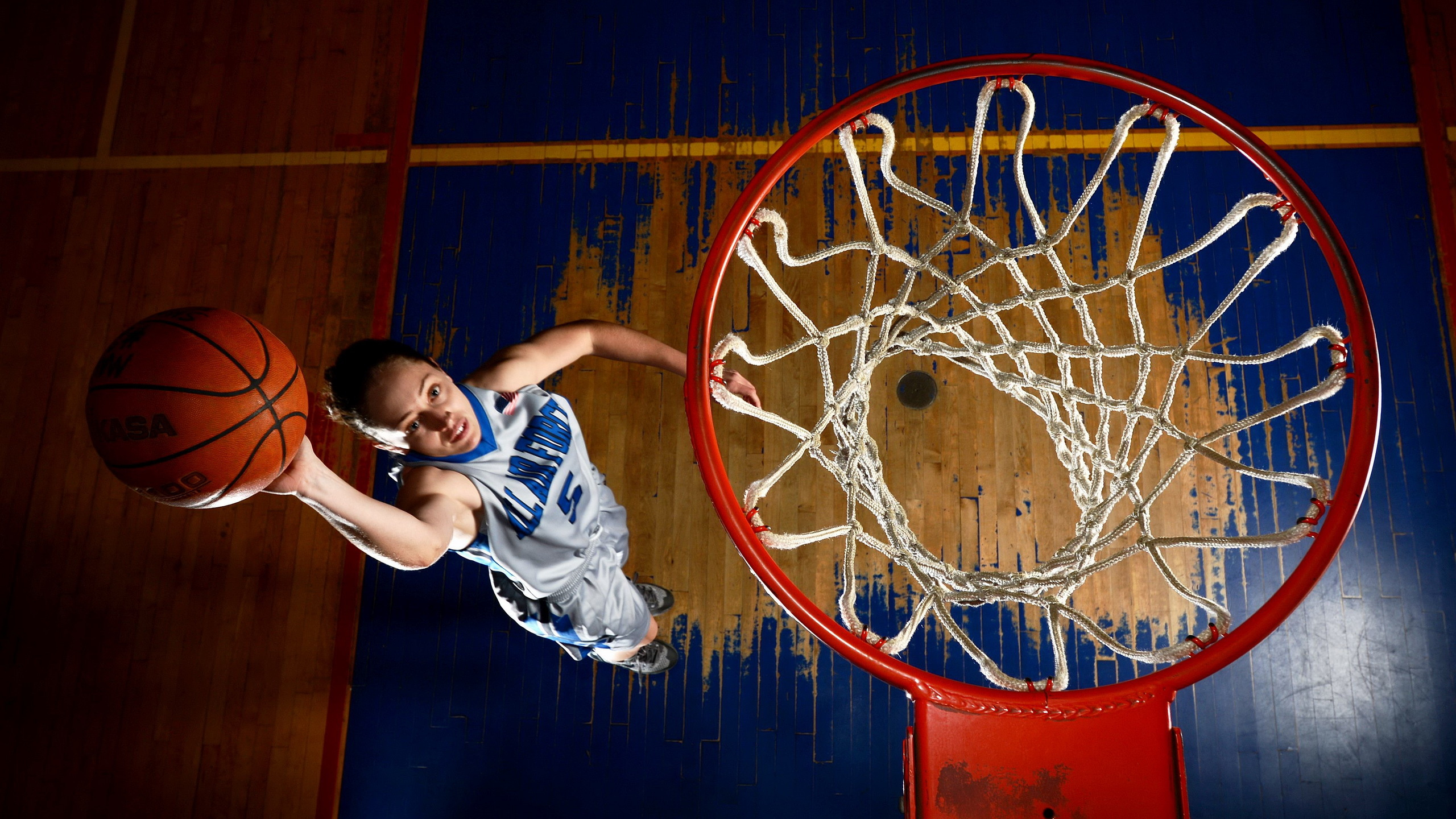 Hombre Con Camiseta Azul y Blanca Jugando Baloncesto. Wallpaper in 2560x1440 Resolution