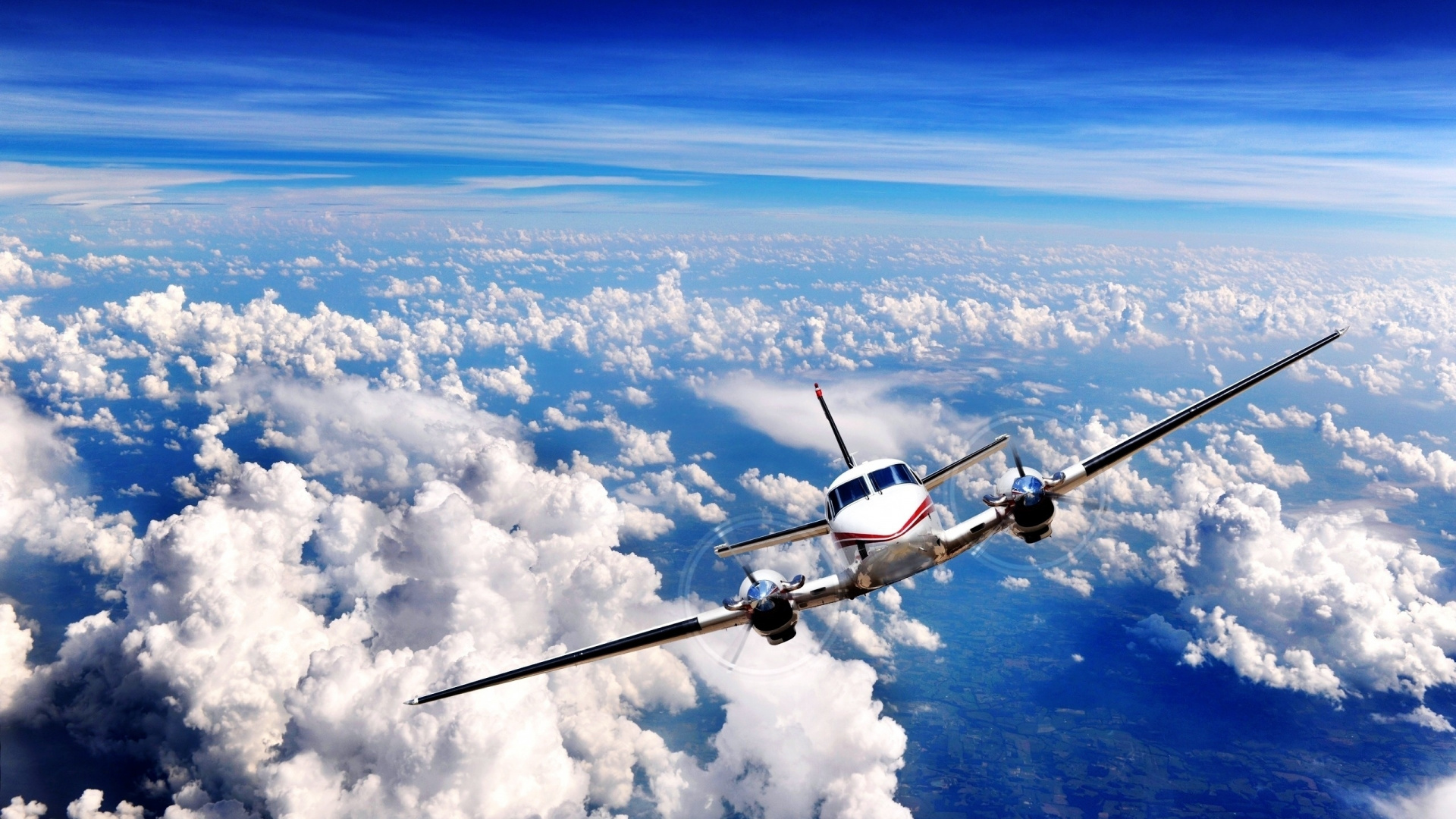 Weißes Und Schwarzes Flugzeug, Das Tagsüber Über Weiße Wolken Fliegt. Wallpaper in 1920x1080 Resolution