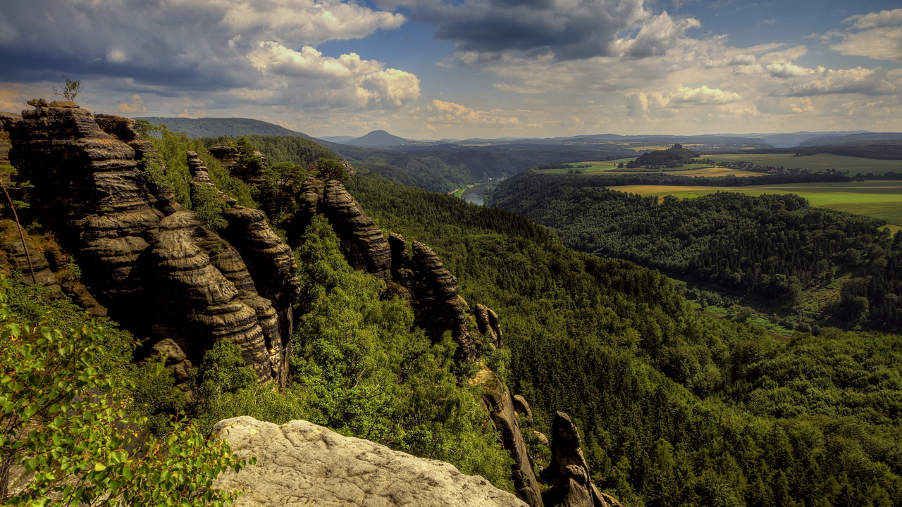 Grüne Bäume am Berg Unter Weißen Wolken Tagsüber. Wallpaper in 1280x720 Resolution