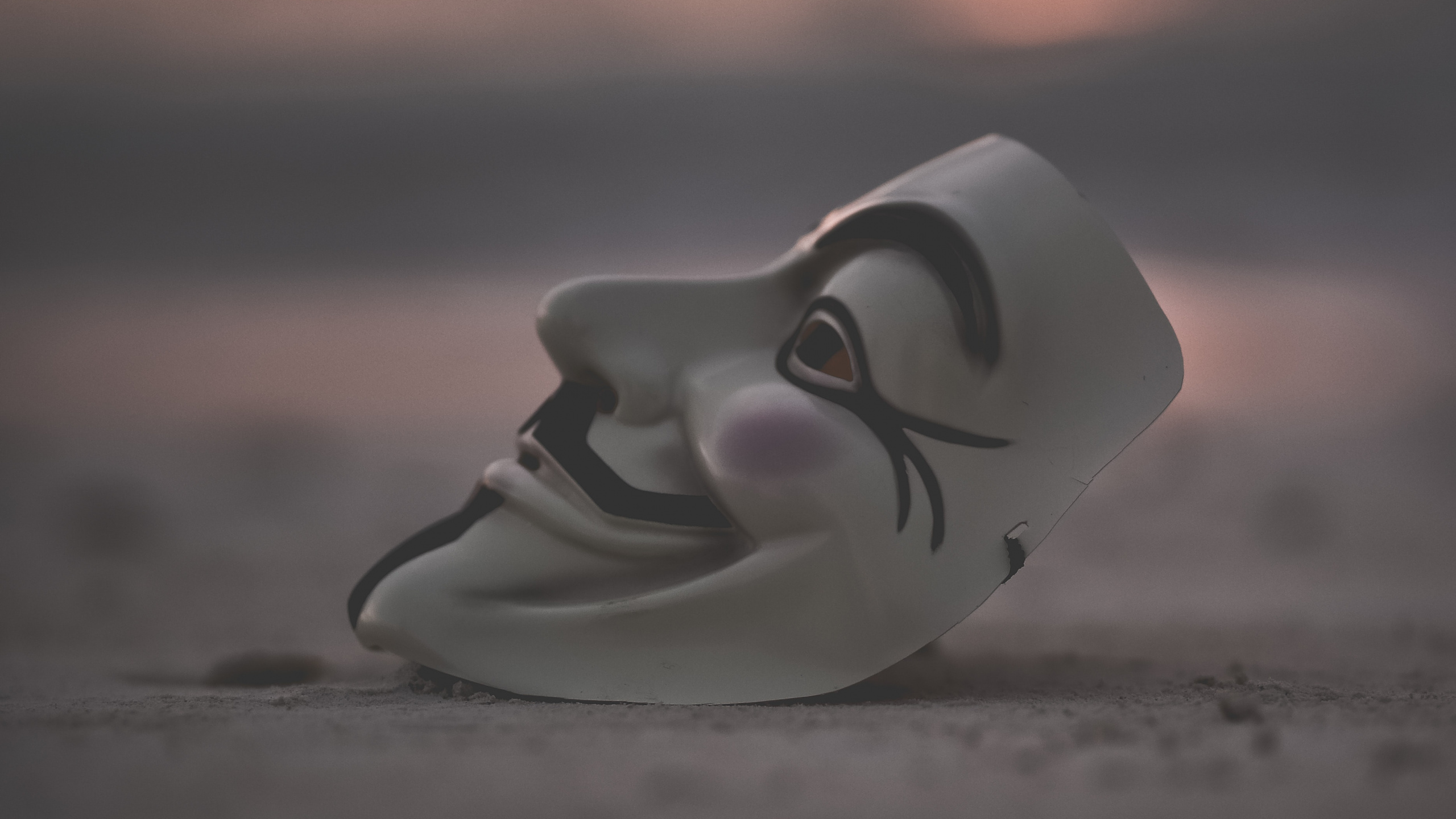 White Ceramic Figurine on Brown Sand. Wallpaper in 2560x1440 Resolution