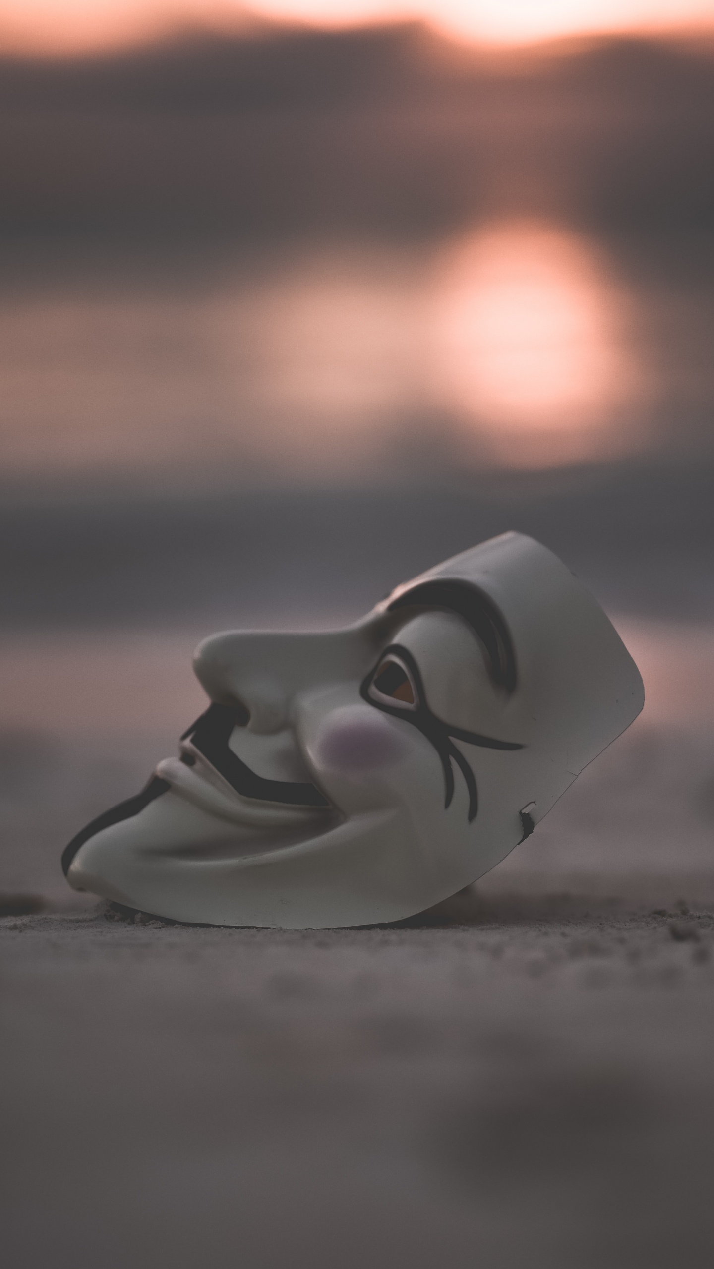 Weiße Keramikfigur Auf Braunem Sand. Wallpaper in 1440x2560 Resolution