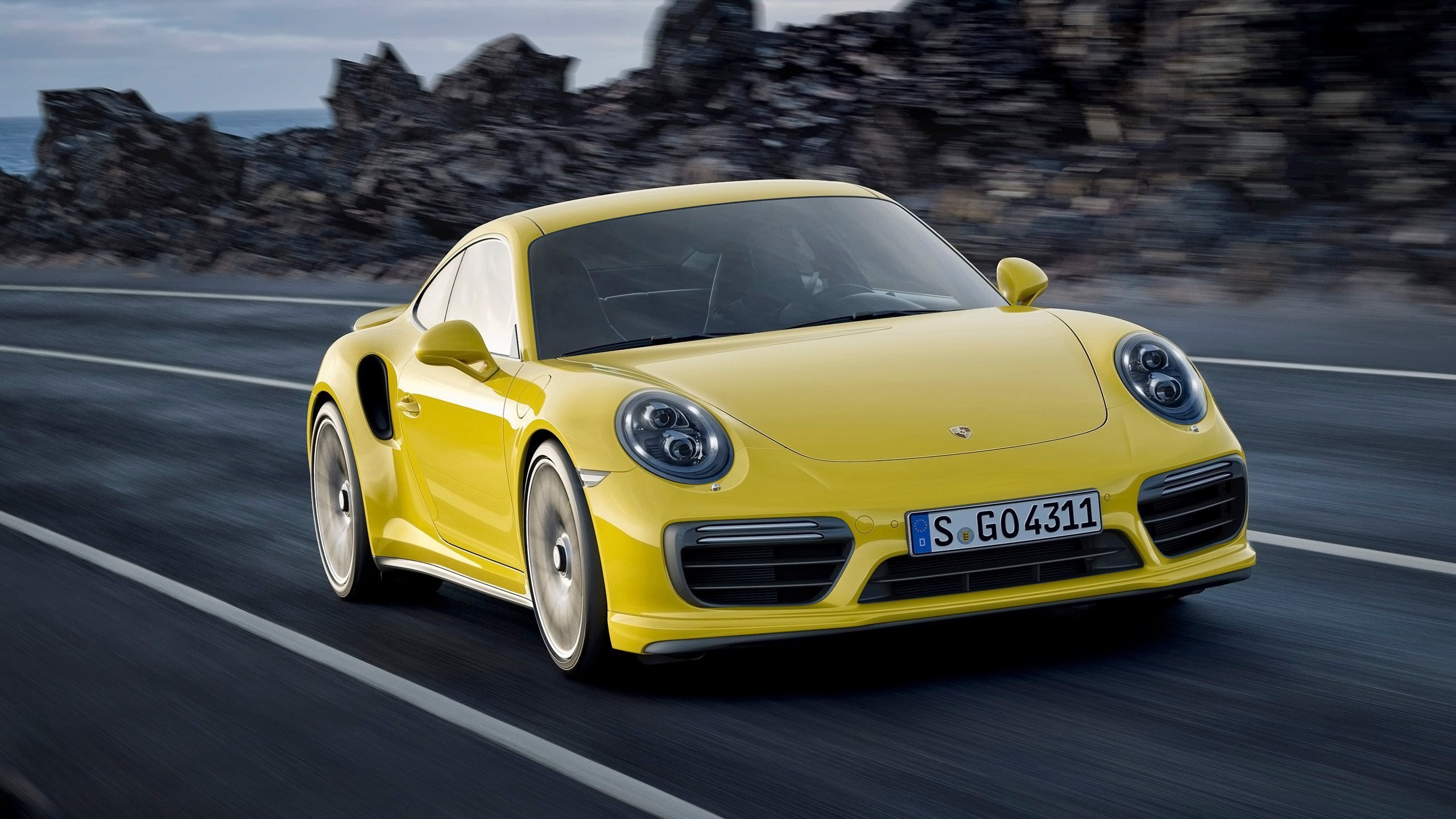 Gelber Porsche 911 Tagsüber Unterwegs. Wallpaper in 2560x1440 Resolution