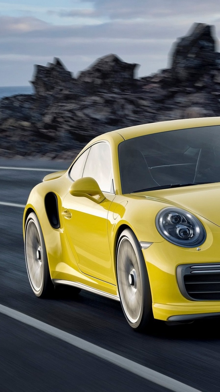 Gelber Porsche 911 Tagsüber Unterwegs. Wallpaper in 720x1280 Resolution
