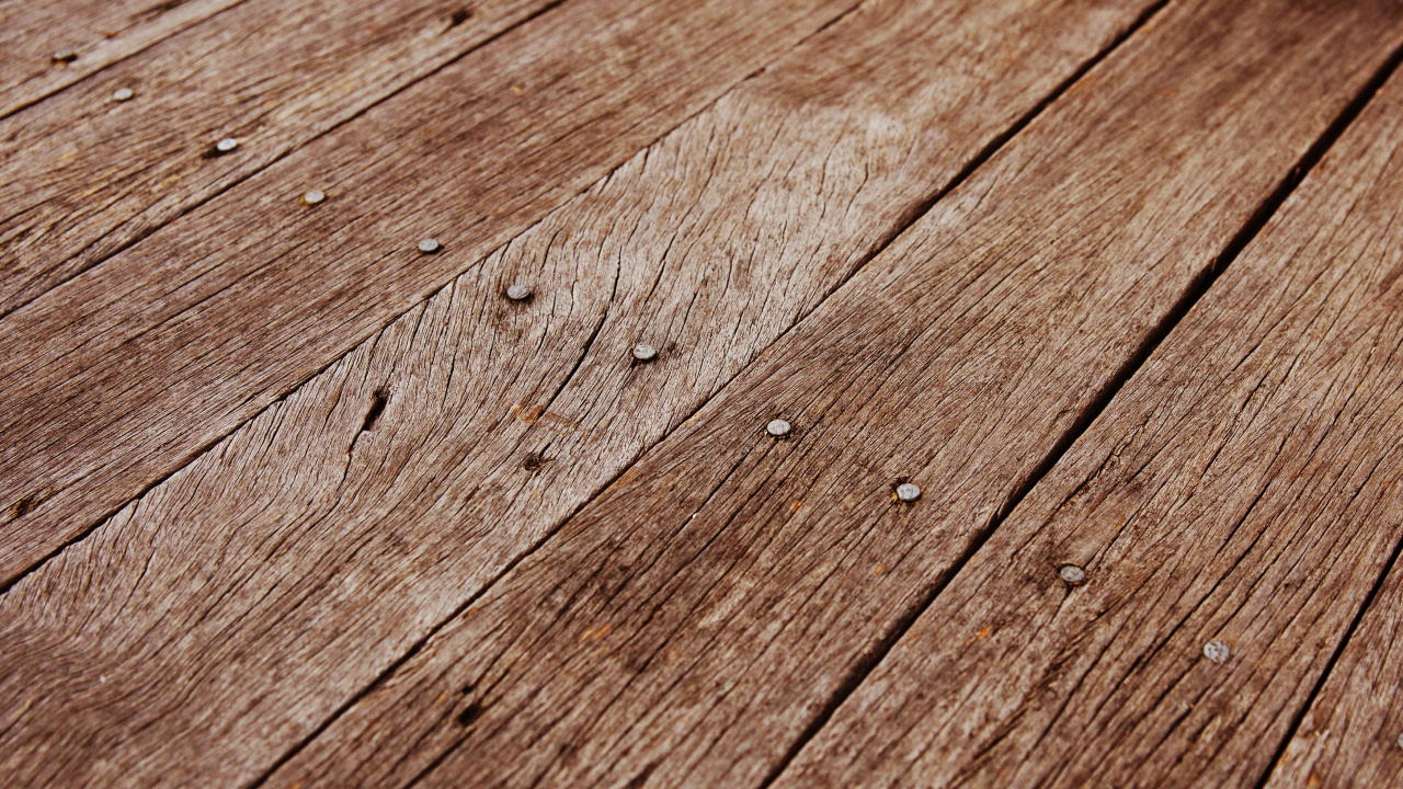 Surface en Bois Marron Avec Des Gouttelettes D'eau. Wallpaper in 1280x720 Resolution