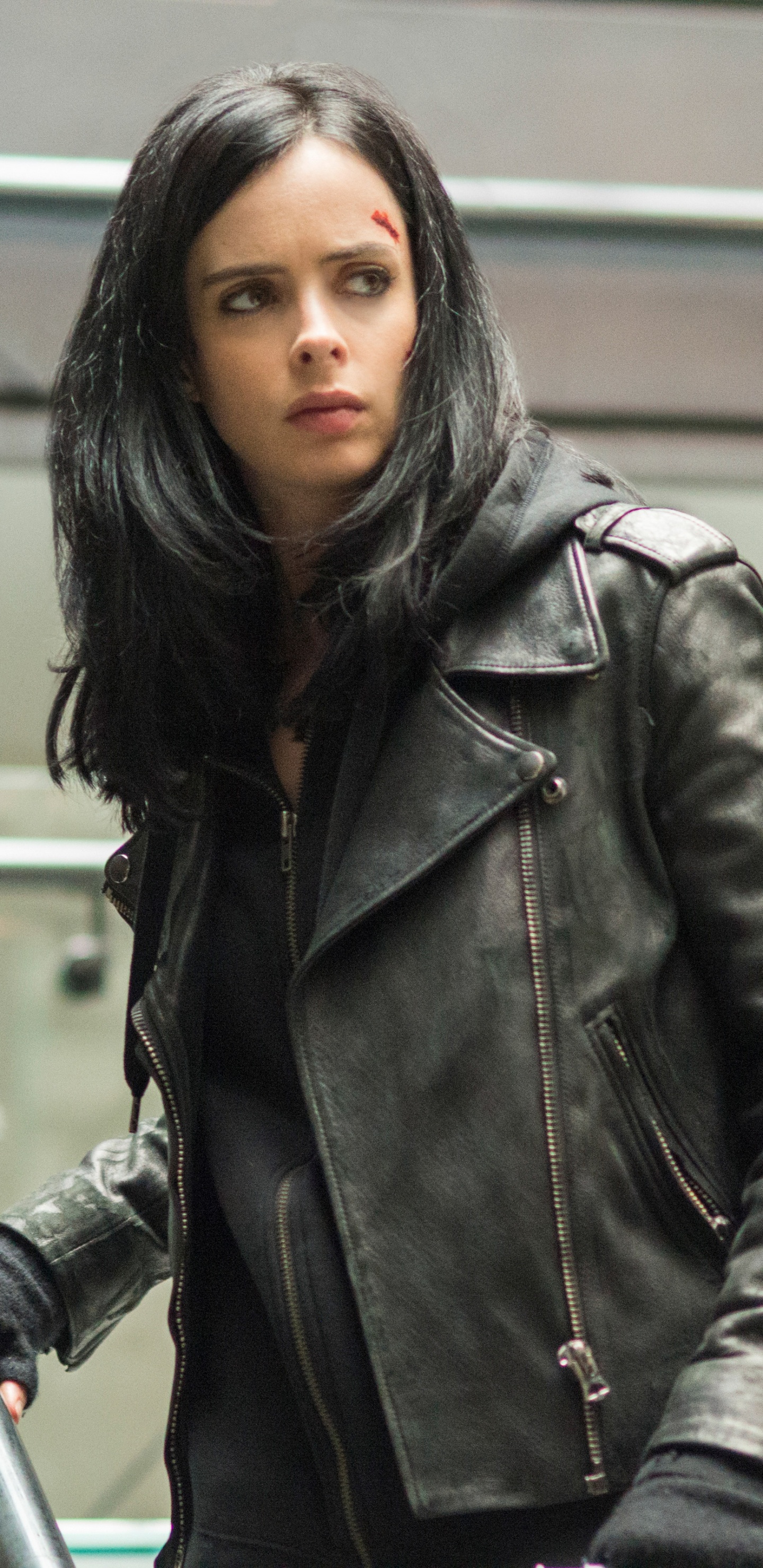 Mujer en Chaqueta de Cuero Negro de Pie en Las Escaleras. Wallpaper in 1440x2960 Resolution