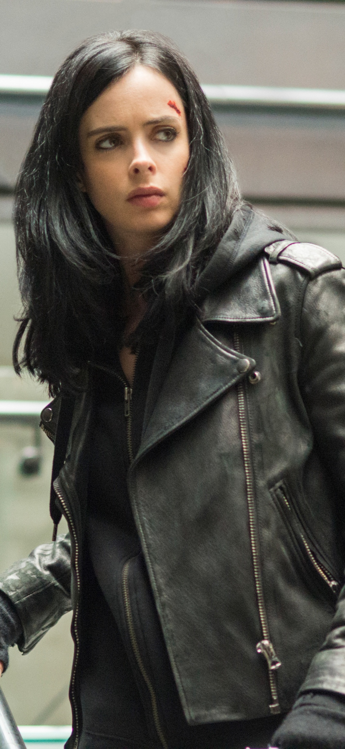 Femme en Blouson de Cuir Noir Debout Dans Les Escaliers. Wallpaper in 1125x2436 Resolution