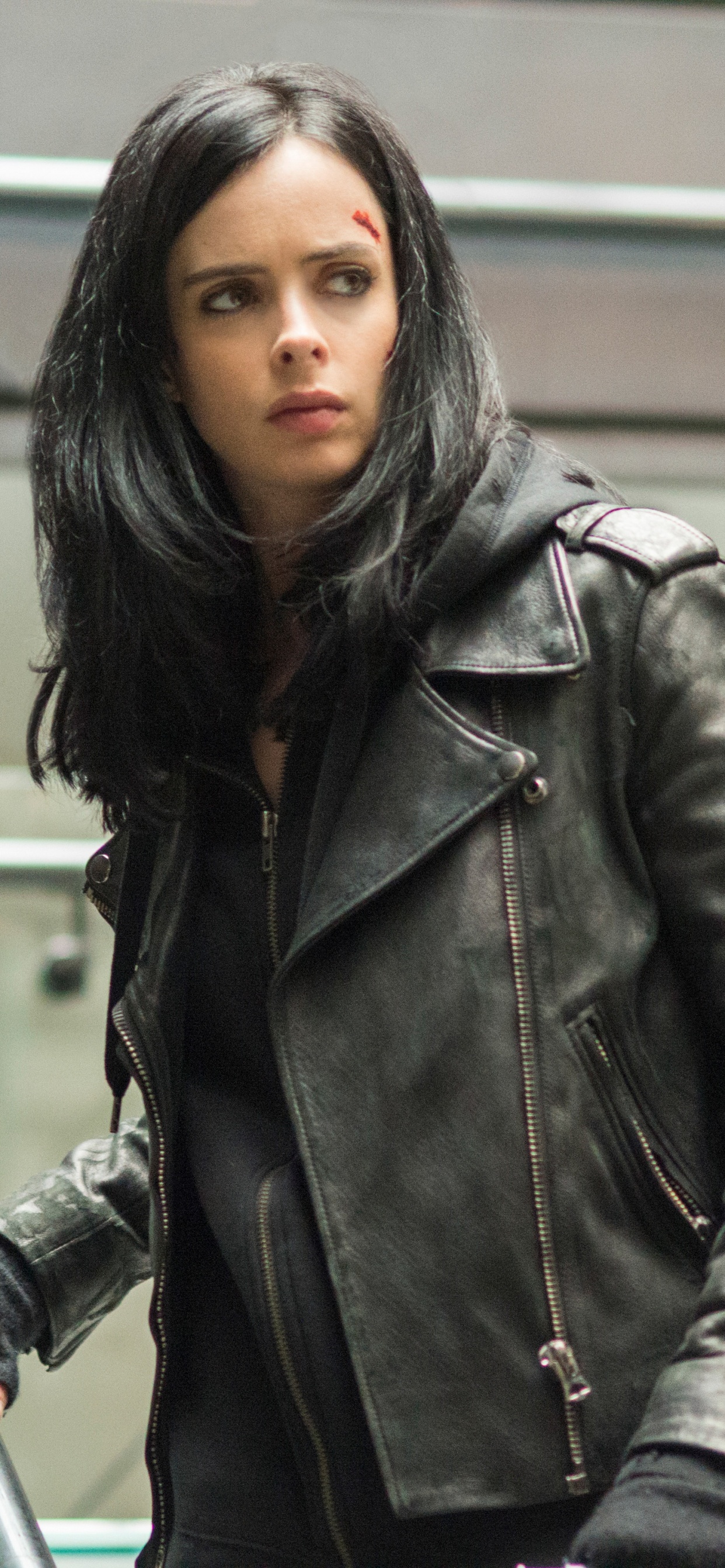 Femme en Blouson de Cuir Noir Debout Dans Les Escaliers. Wallpaper in 1242x2688 Resolution