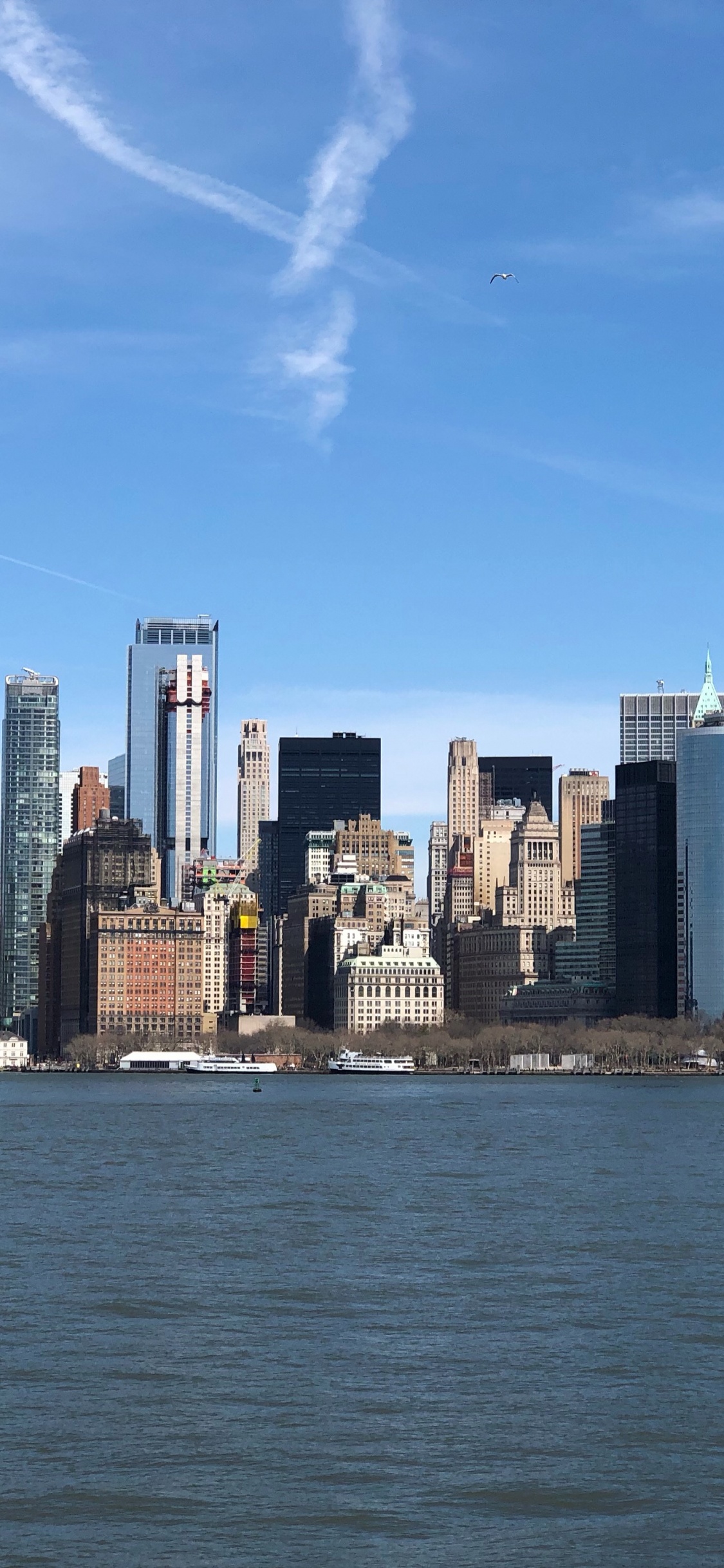 New York City, New York, Wolkenkratzer, Staten Island Fähre, Wasser. Wallpaper in 1125x2436 Resolution