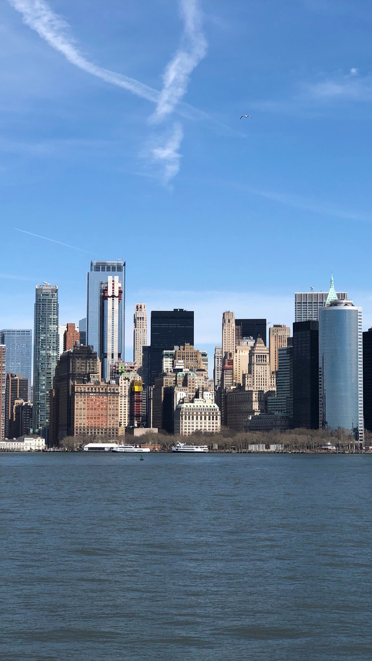 New York City, New York, Wolkenkratzer, Staten Island Fähre, Wasser. Wallpaper in 1440x2560 Resolution