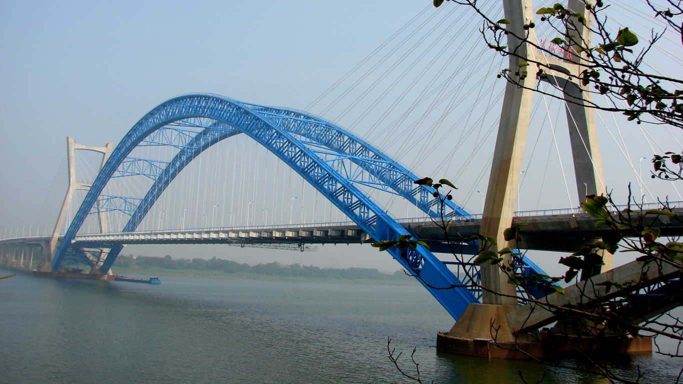 White and Brown Bridge Under White Sky During Daytime. Wallpaper in 1366x768 Resolution