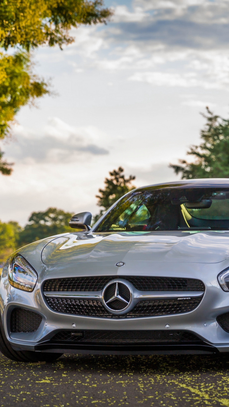 Silbernes Mercedes Benz Coupé Tagsüber Unterwegsup. Wallpaper in 750x1334 Resolution