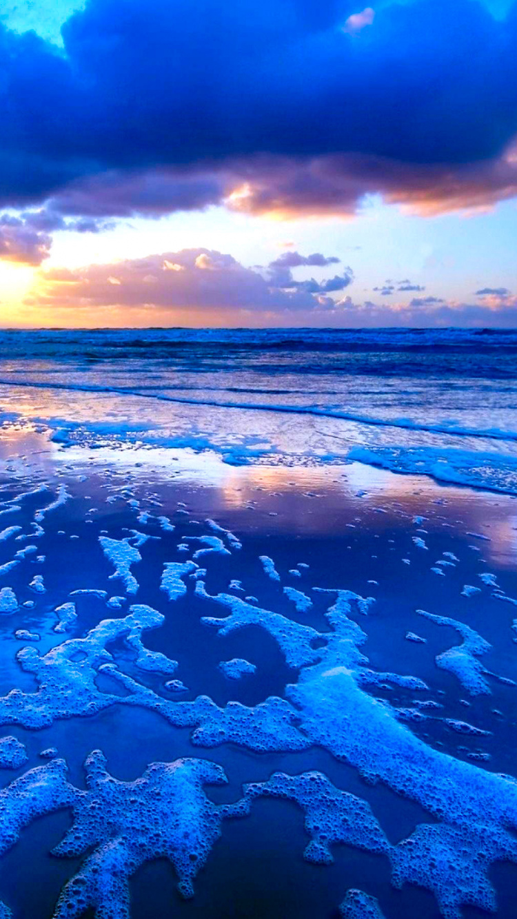 Plan D'eau Sous le Ciel Bleu au Coucher du Soleil. Wallpaper in 750x1334 Resolution