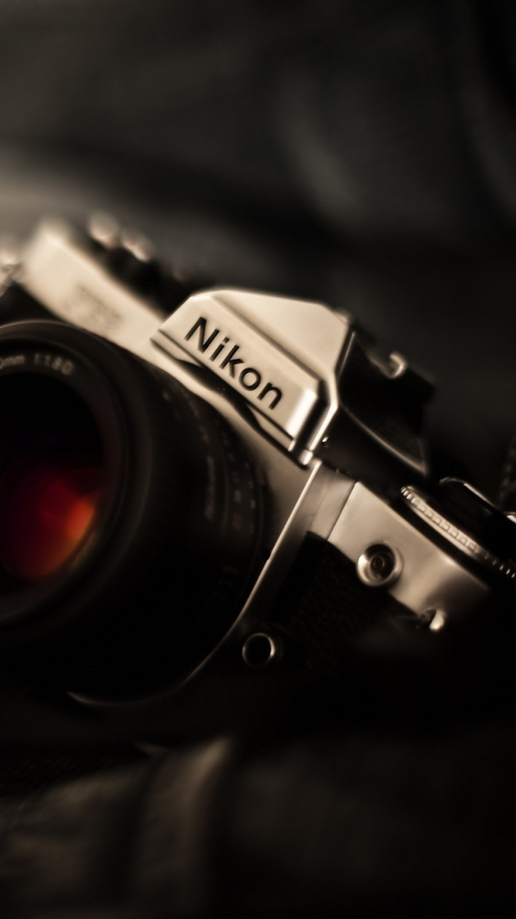 Schwarz-Silber-Nikon-Dslr-Kamera Auf Schwarz-Weiß-Textil. Wallpaper in 750x1334 Resolution