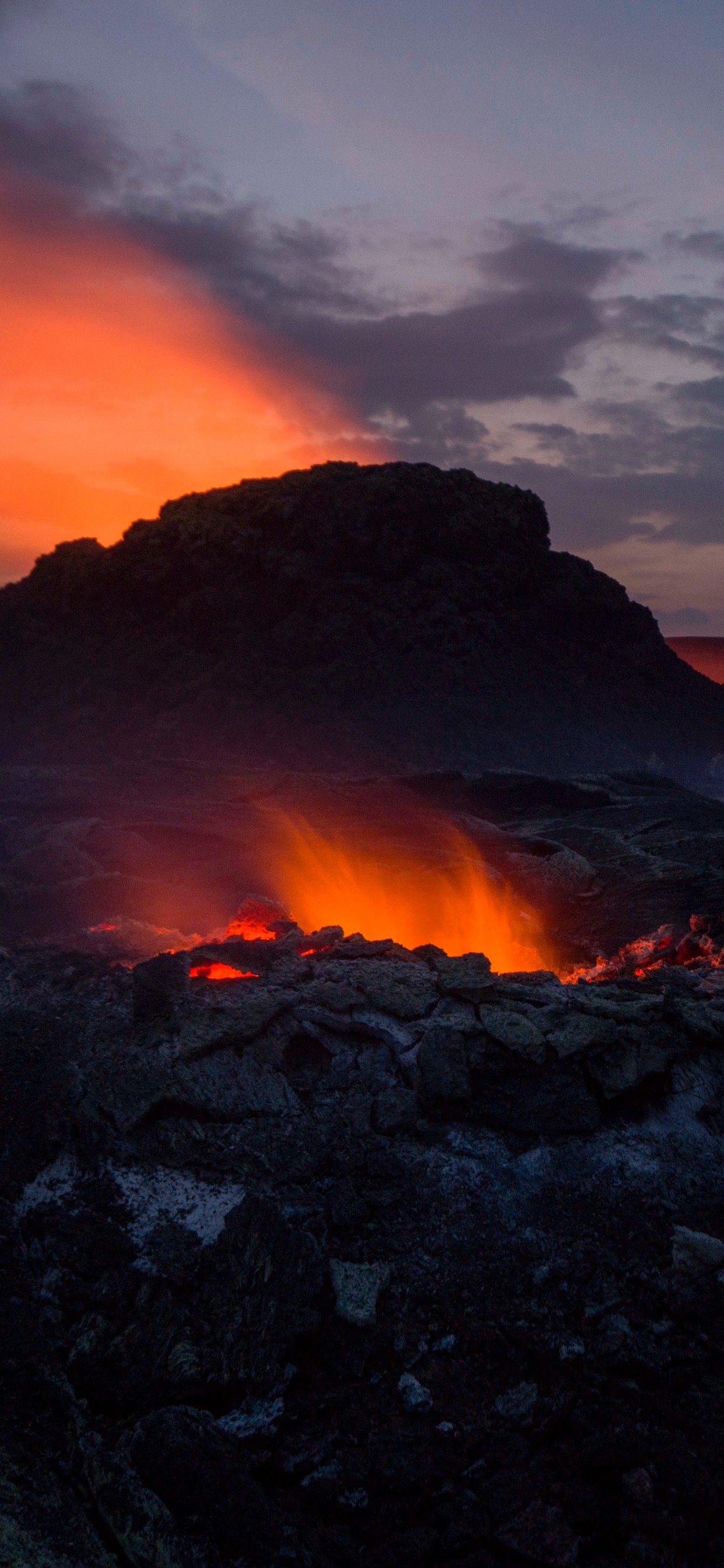 Vulkan, Lava, Vulkanische Landschaftsformen, Arten Von Vulkanausbrüchen, Lava Ebene. Wallpaper in 1242x2688 Resolution