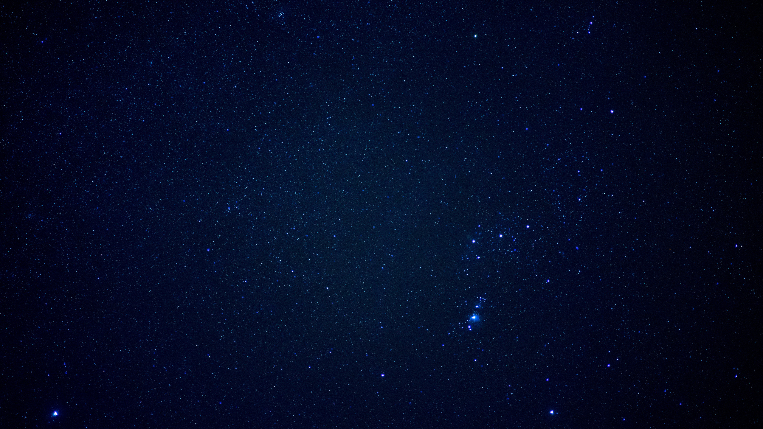 Étoiles Dans le Ciel Pendant la Nuit. Wallpaper in 2560x1440 Resolution