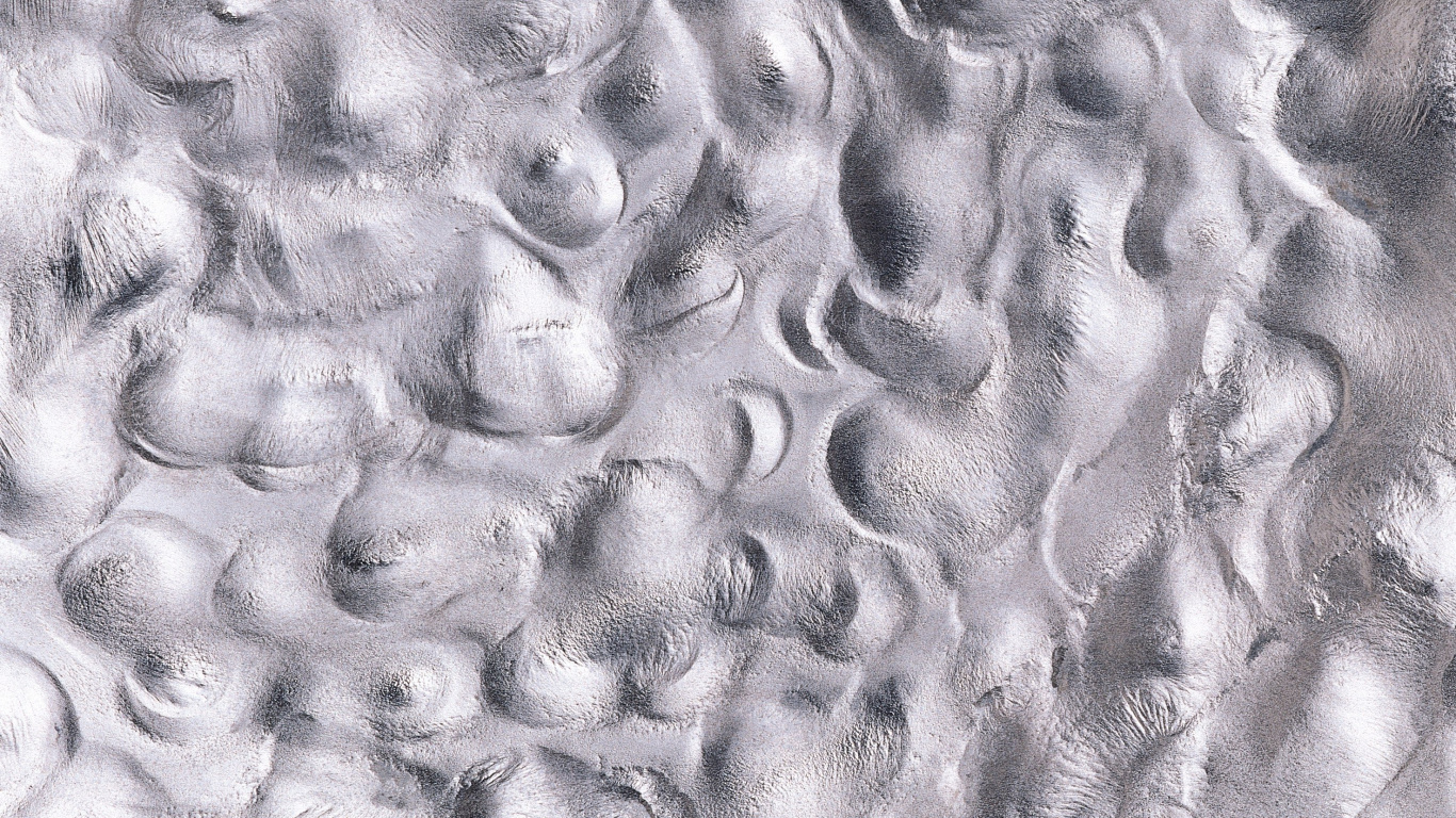 Wassertropfen Auf Grauem Textil. Wallpaper in 1366x768 Resolution