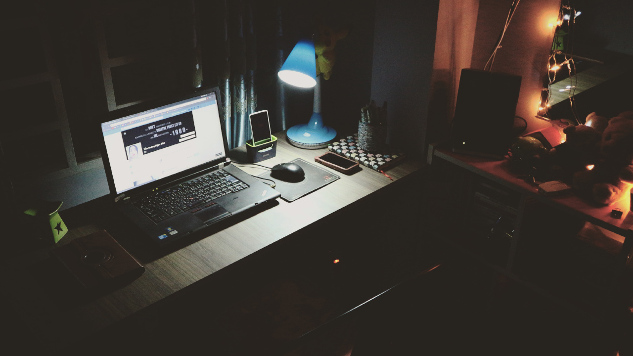 Schwarz-silberner Laptop-Computer Auf Braunem Holztisch. Wallpaper in 1280x720 Resolution