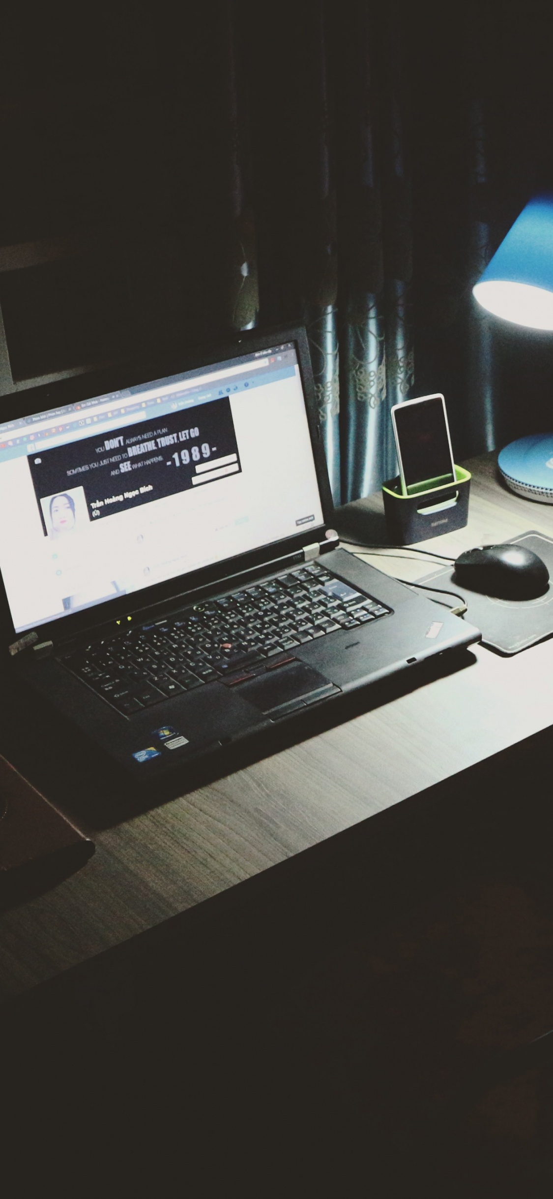 Ordenador Portátil Negro y Plateado Sobre un Escritorio de Madera Marrón. Wallpaper in 1125x2436 Resolution