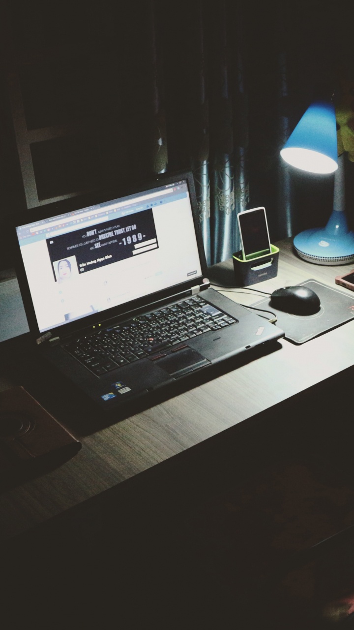 Ordenador Portátil Negro y Plateado Sobre un Escritorio de Madera Marrón. Wallpaper in 720x1280 Resolution