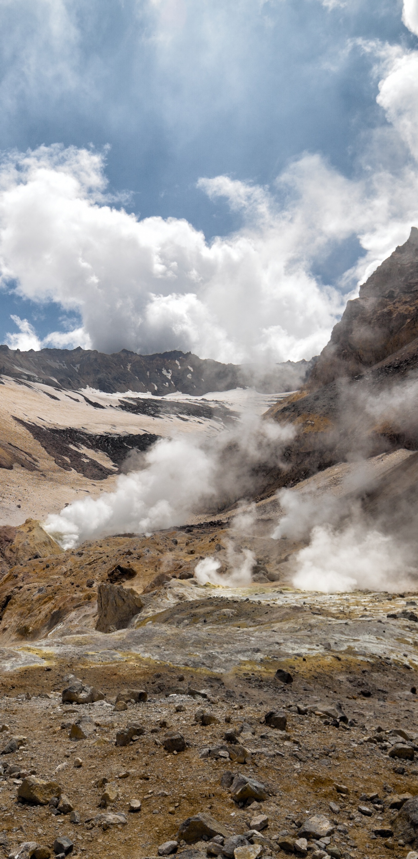 Montagnes Brunes et Grises Sous Des Nuages Blancs et un Ciel Bleu Pendant la Journée. Wallpaper in 1440x2960 Resolution