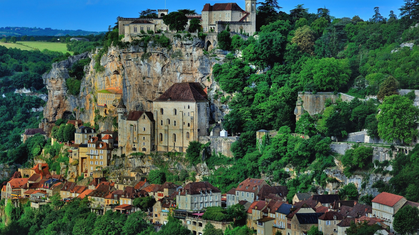 Weißes Und Braunes Betongebäude in Der Nähe Von Grünen Bäumen Unter Blauem Himmel Tagsüber. Wallpaper in 1366x768 Resolution