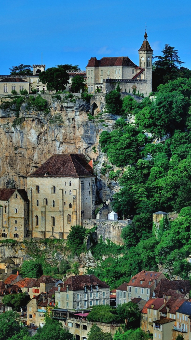 Edificio de Hormigón Blanco y Marrón Cerca de Árboles Verdes Bajo un Cielo Azul Durante el Día. Wallpaper in 750x1334 Resolution