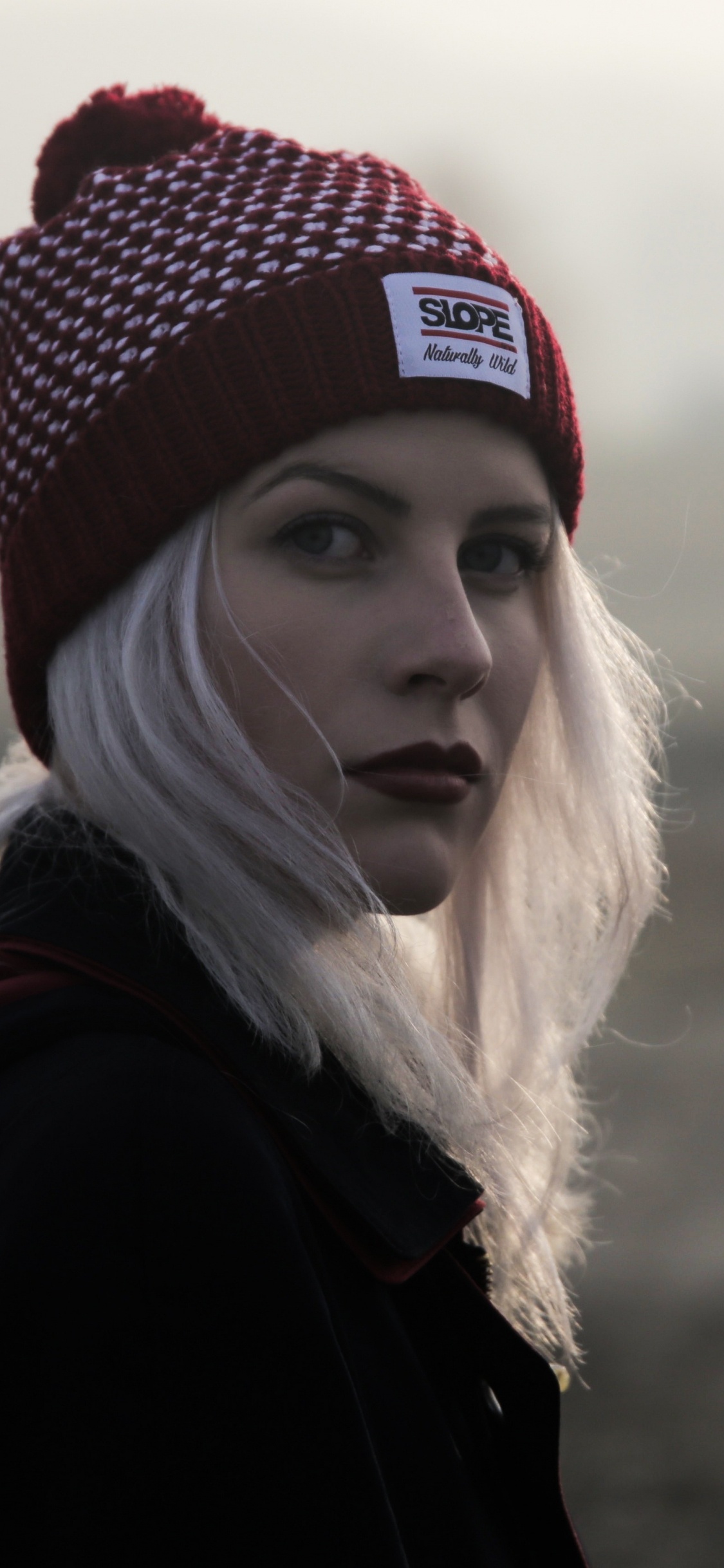 Jolie Fille Portant Bonnet, Hat, L'hiver a, Mode, Les Vêtements D'extérieur. Wallpaper in 1125x2436 Resolution