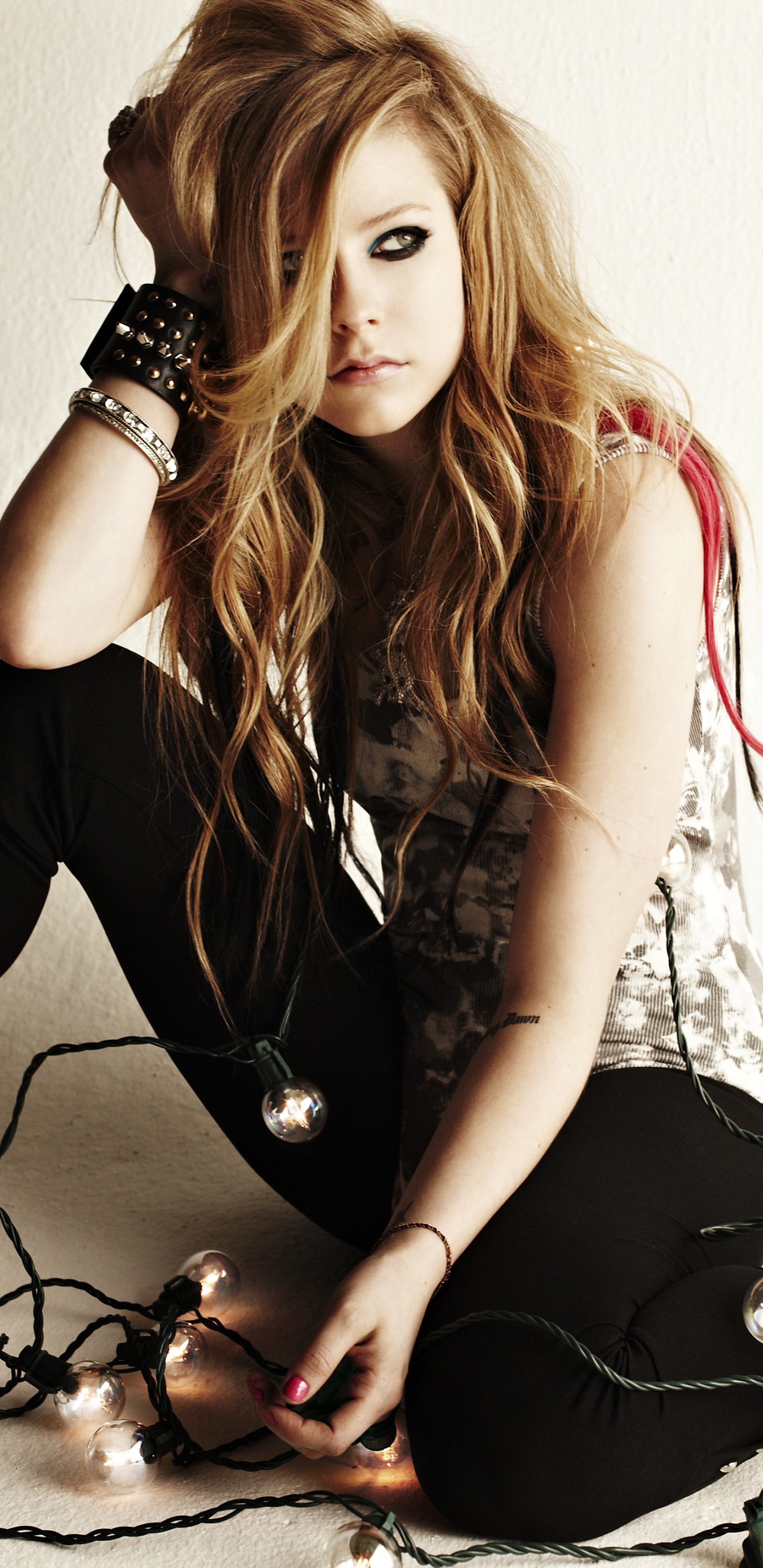 Frau in Schwarz-weißem Kleid Sitzt Auf Dem Boden. Wallpaper in 1440x2960 Resolution